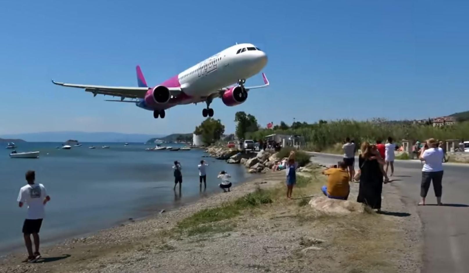 Die Wizz-Air-Maschine bei ihrem Landeanflug auf der griechischen Insel Skiathos.