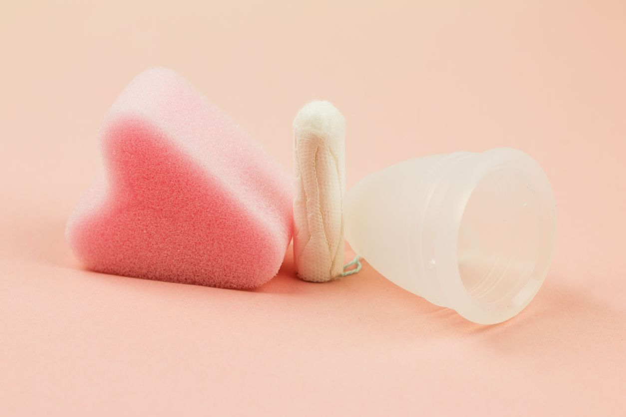 Soft-Tampons haben viele Vorteile, aber auch problematische Nachteile dürfen nicht unter den Teppich gekehrt werden. Doch ein Blick in den Menstruations-Artikel lohnt sich garantiert.