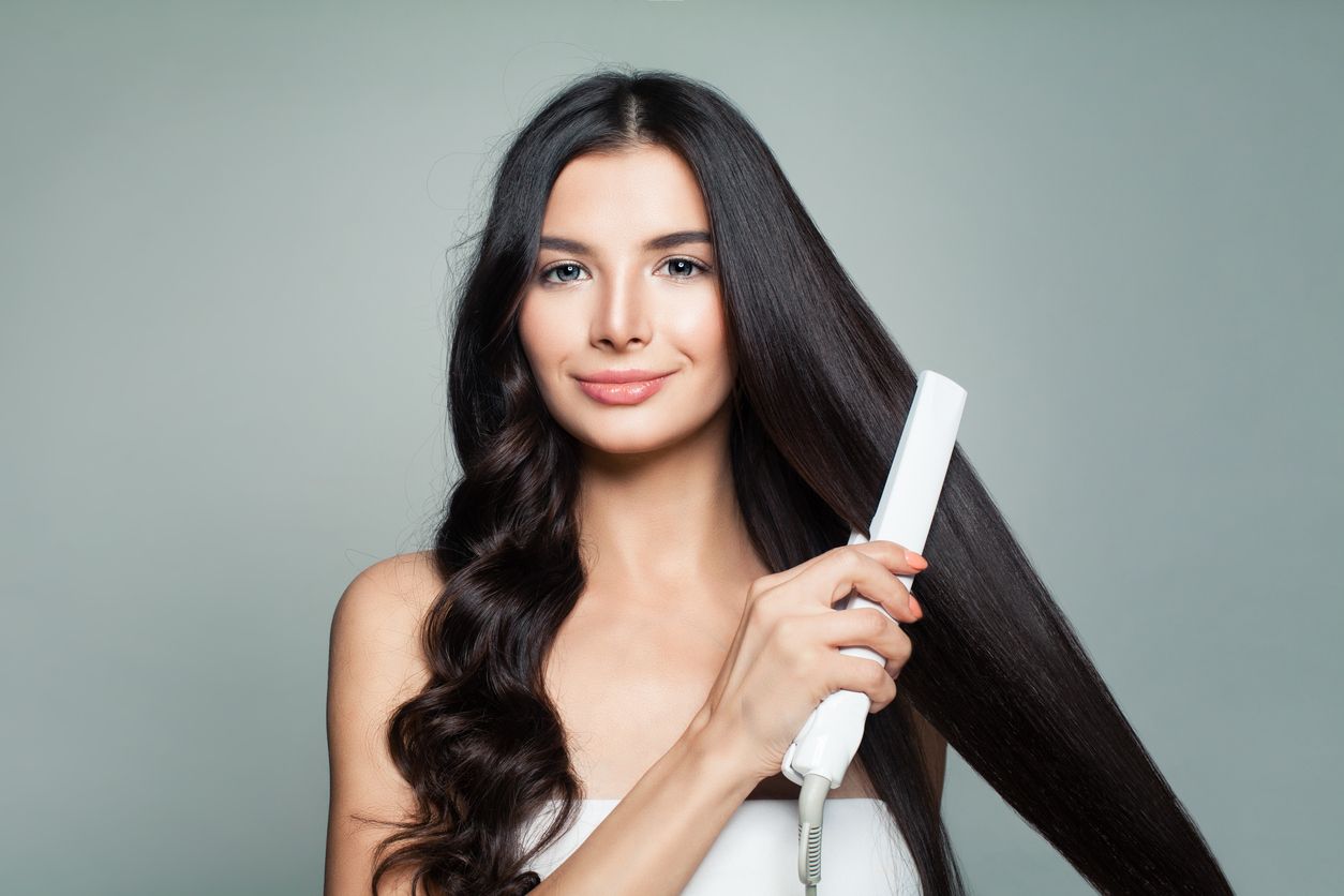 Glatte Haare so lang wie die einer Meerjungfrau? Das muss beim Liquid-Hair-Trend nicht sein. Für den Look sollten deine Haare allerdings frei von Spliss und Frizz sein.