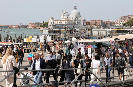 Solche Bilder sind in Venedig Alltag: Die Touristenmassen sorgen dafür, dass die Altstadt abstirbt.