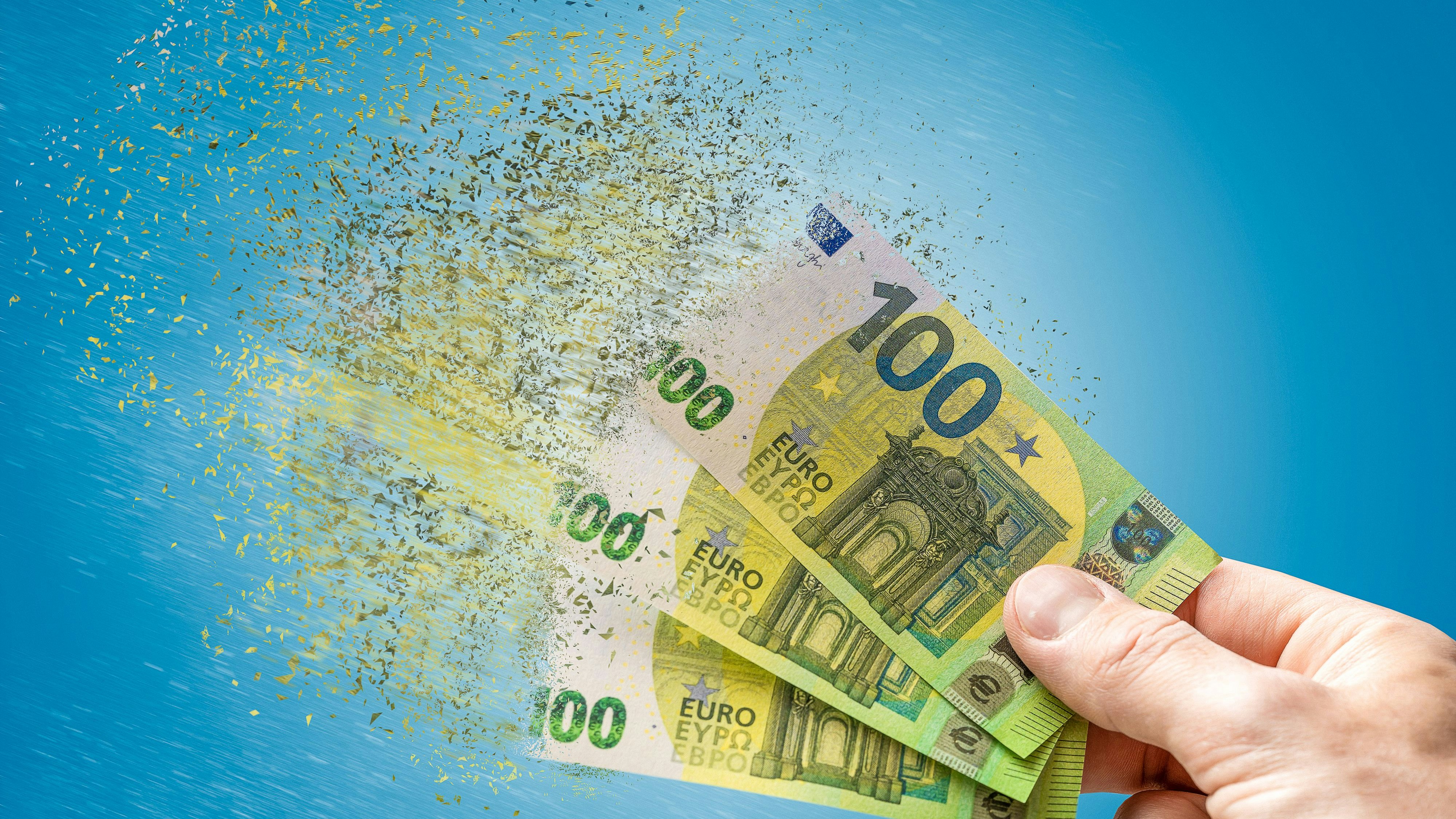 Dank der massiven Teuerung scheinen sich selbst 100 Euro Scheine wie in Luft aufzulösen.