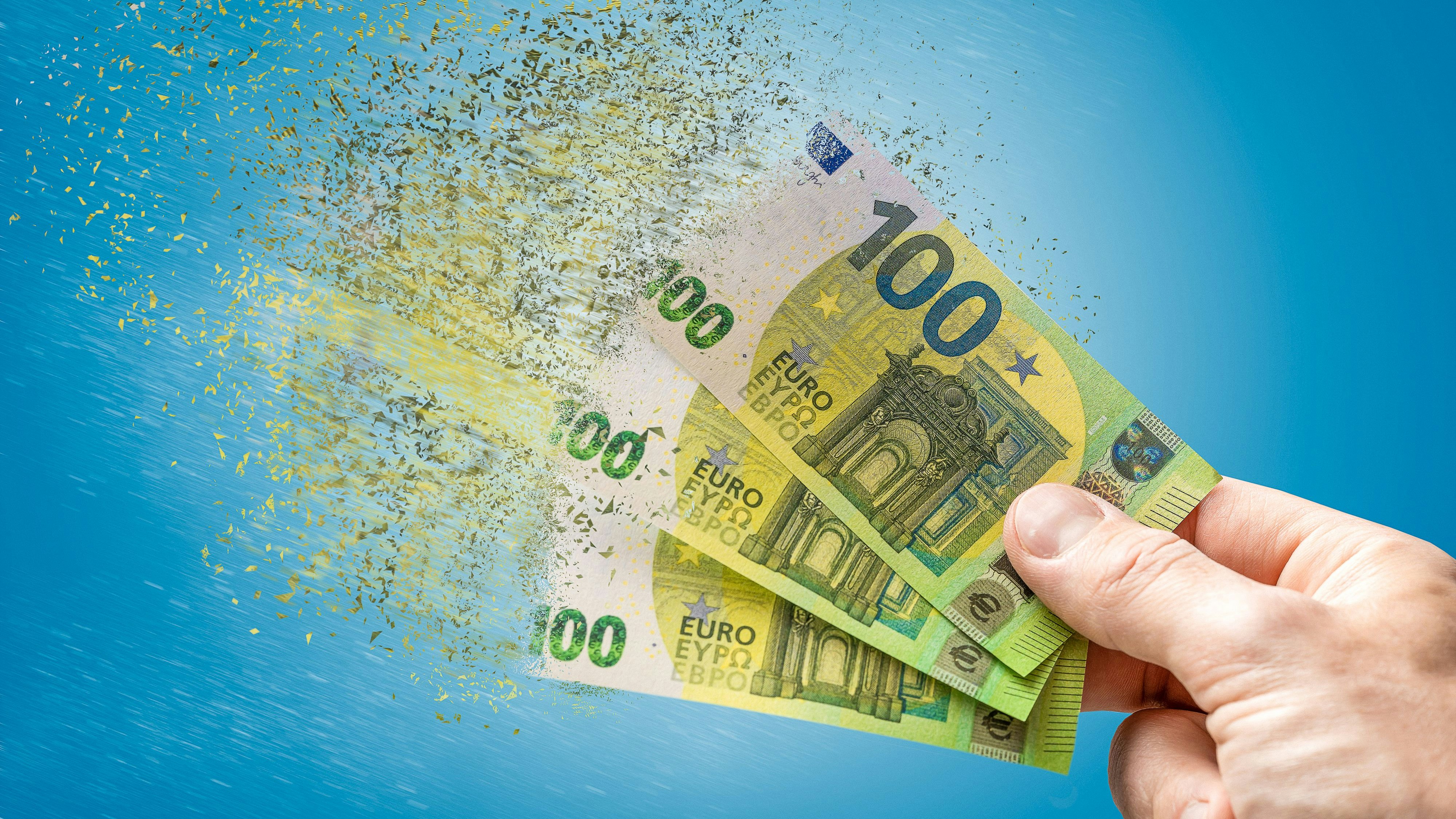 Dank der massiven Teuerung scheinen sich selbst 100 Euro Scheine wie in Luft aufzulösen.