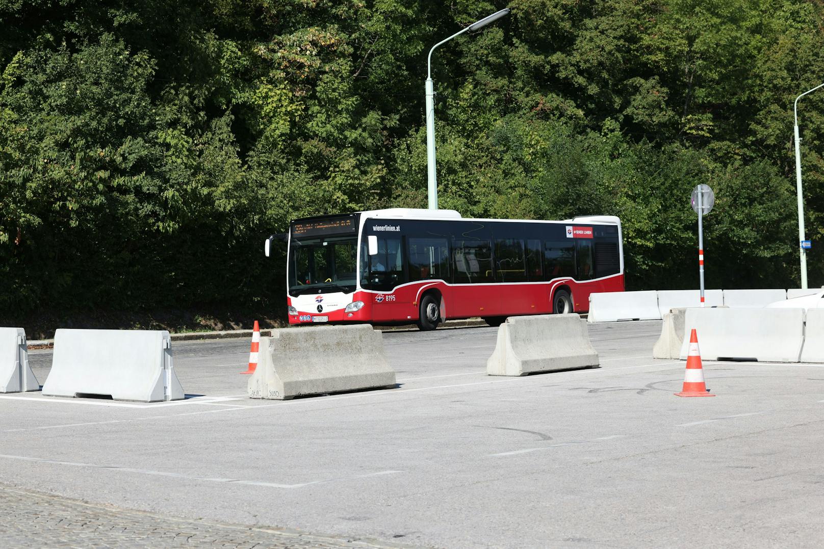 Linienbusse können weiterhin problemlos zufahren, auch der Parkplatz wird wie bisher genützt.