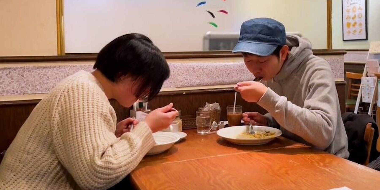 Gegen Bezahlung leistet Shoji Morimoto einer Frau beim Essen Gesellschaft.