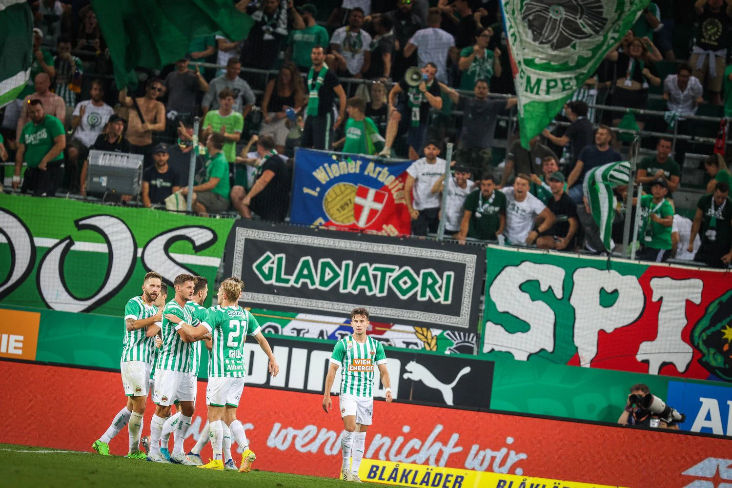 Rapid jubelt über das 1:0 durch Marco Grüll.