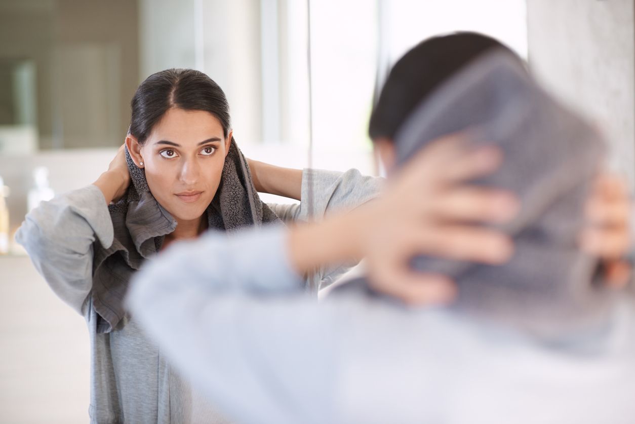 Öfter als üblich müssen viele Frauen ihre Haare vor der Periode waschen. Der Grund: Es wird schneller fettig.