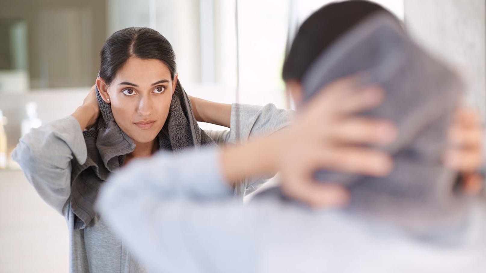 Deswegen werden Haare vor Menstruation schnell fettig