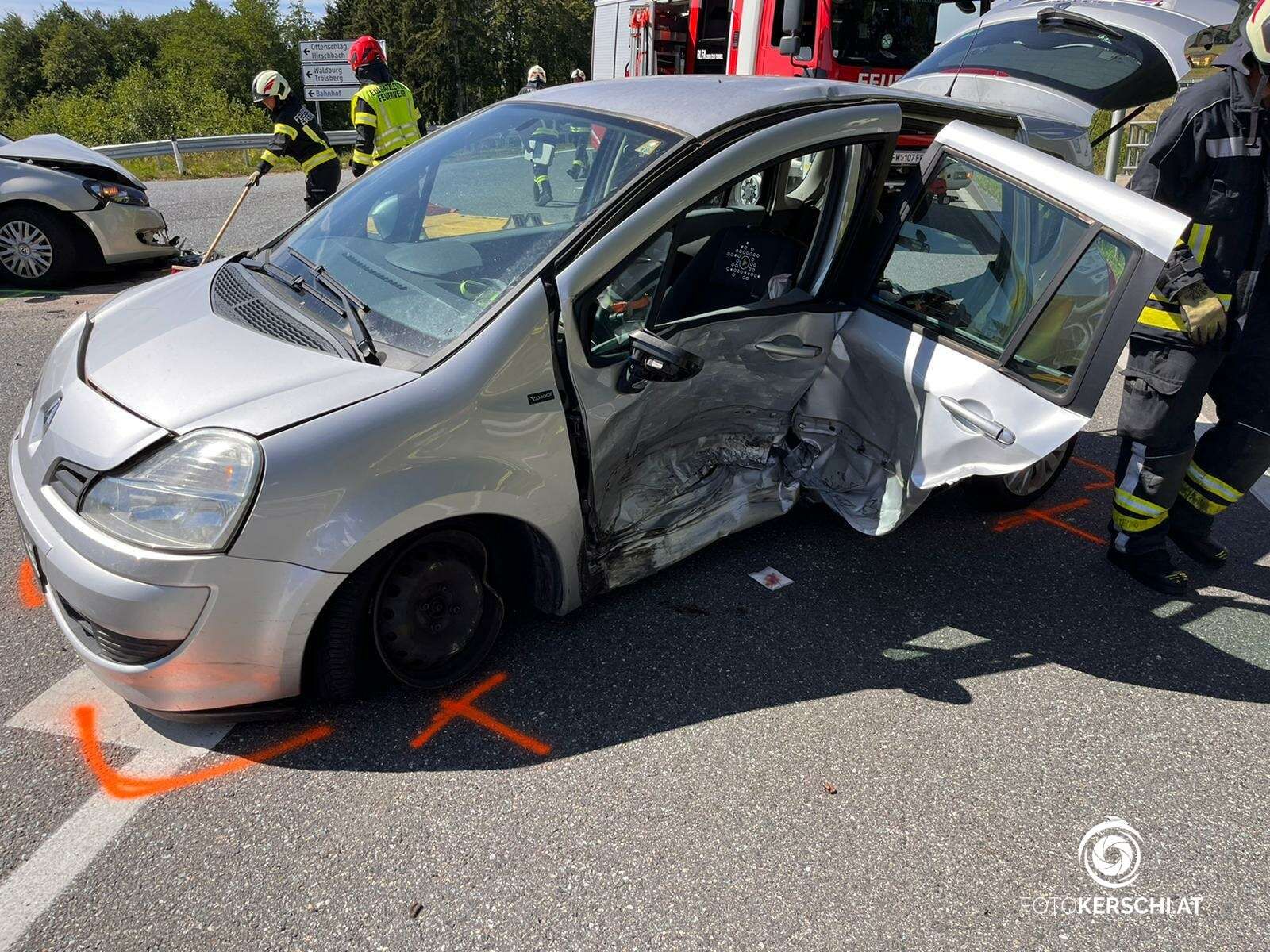 Die Autos wurden bei dem Unfall schwer beschädigt.