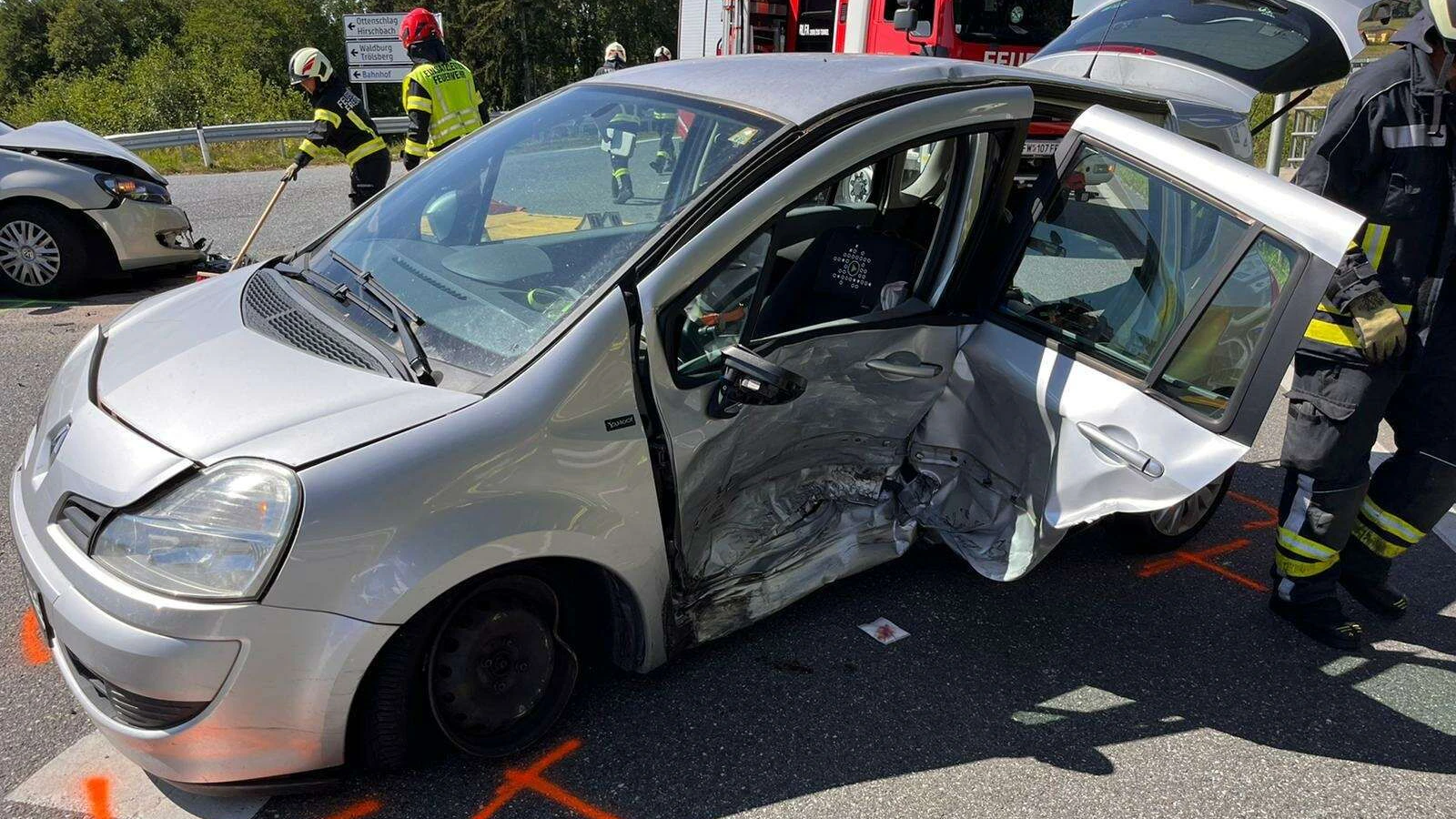 Die Autos wurden bei dem Unfall schwer beschädigt.