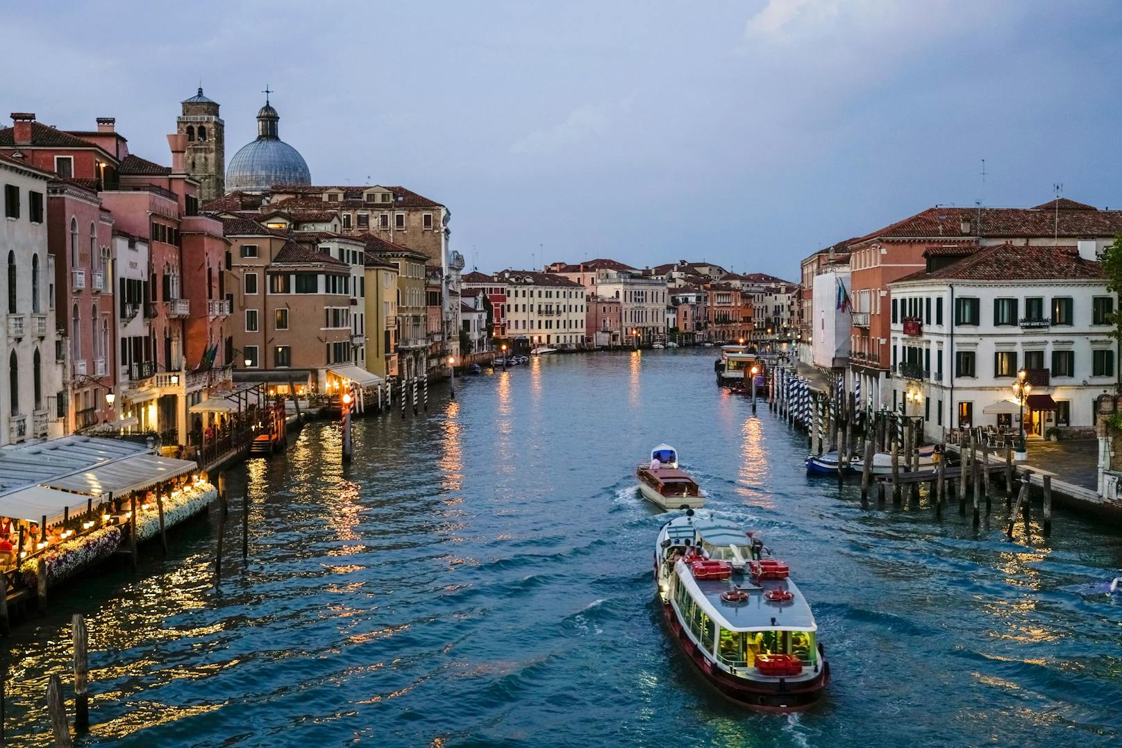 Der Canal Grande ist eine der bekanntesten Sehenswürdigkeiten Venedigs.