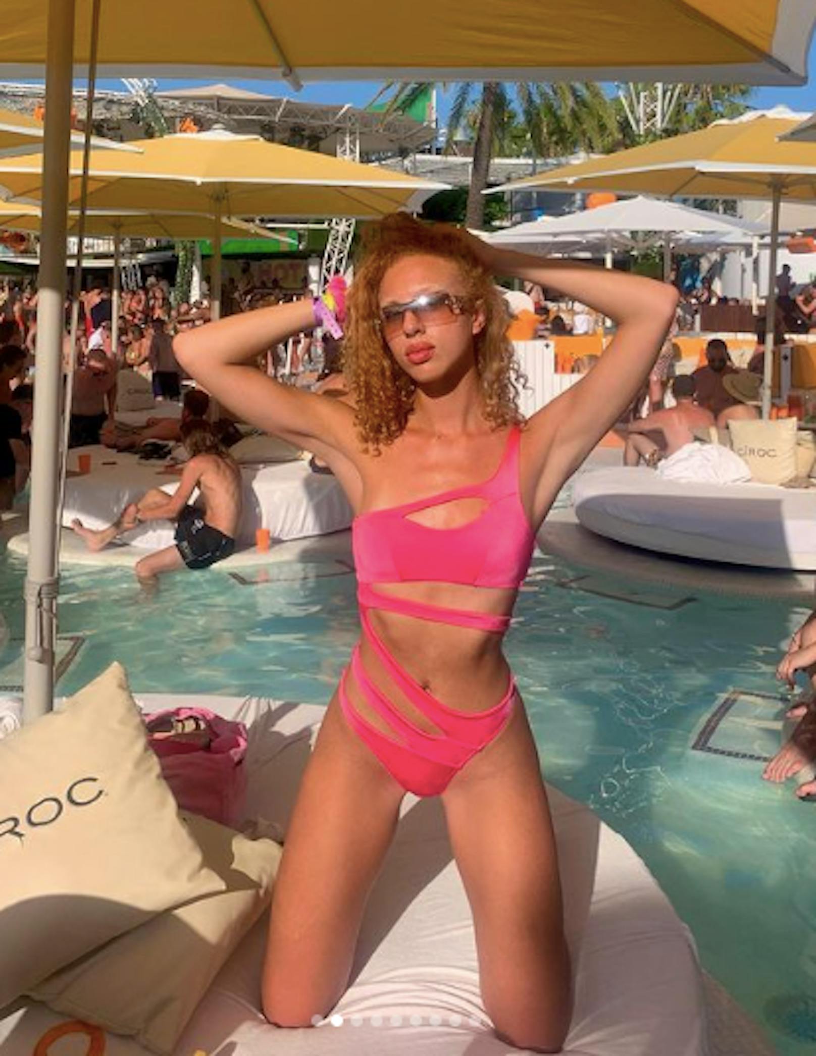 Anna Ermakova posiert im Badeanzug auf Ibiza.