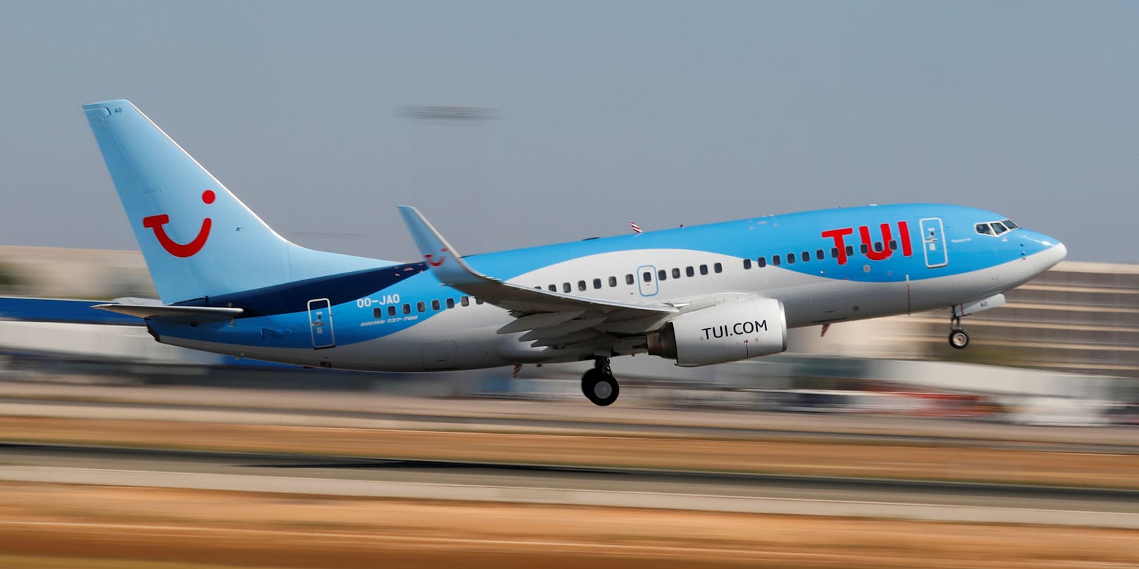 Eine Tui-Maschine auf dem Flughafen von Palma de Mallorca (Archivfoto)