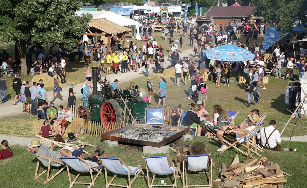 Besucher auf dem Aussichtshügel auf der 