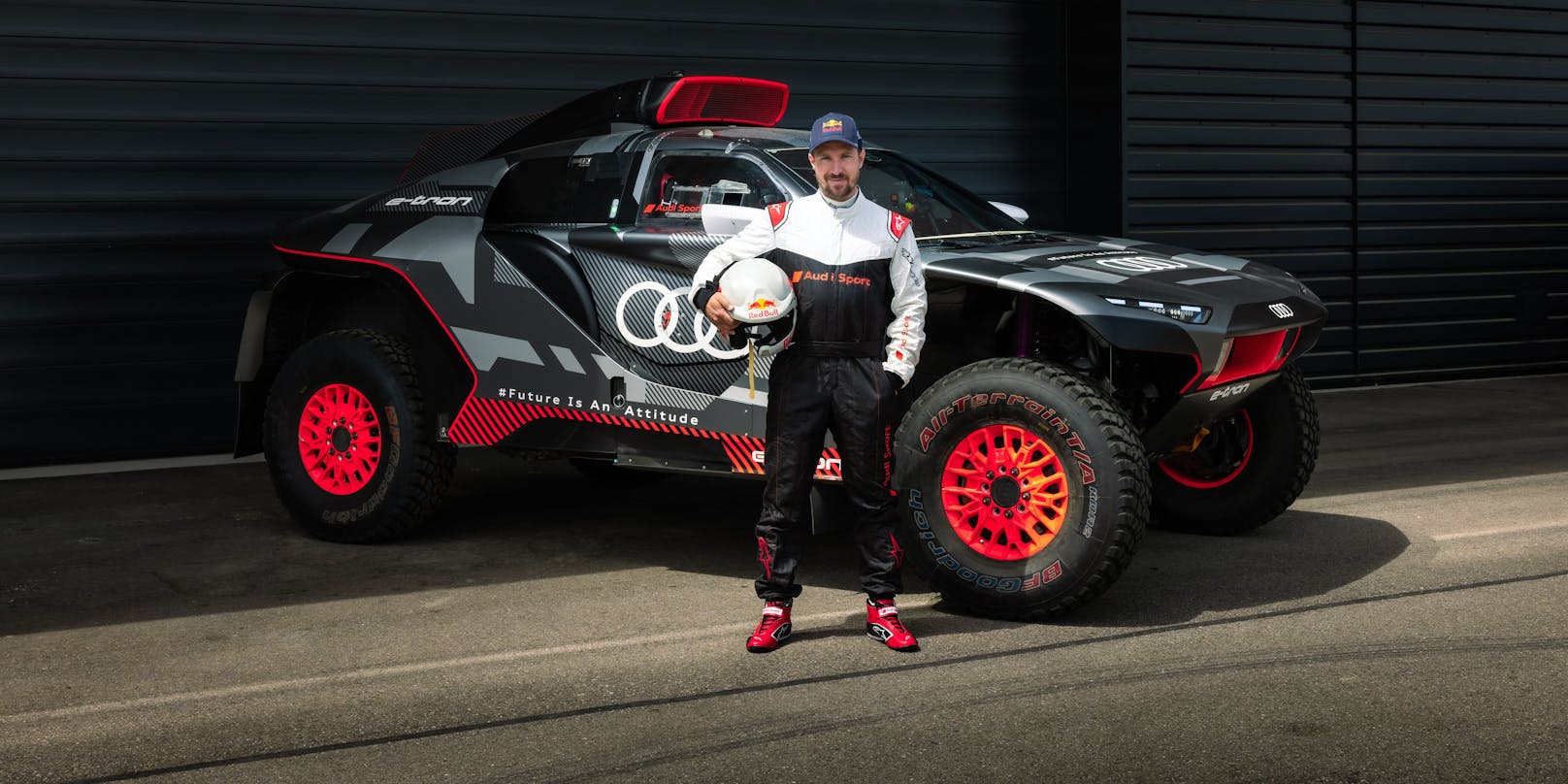 Hirscher vor dem futuristischen Dakar-Audi