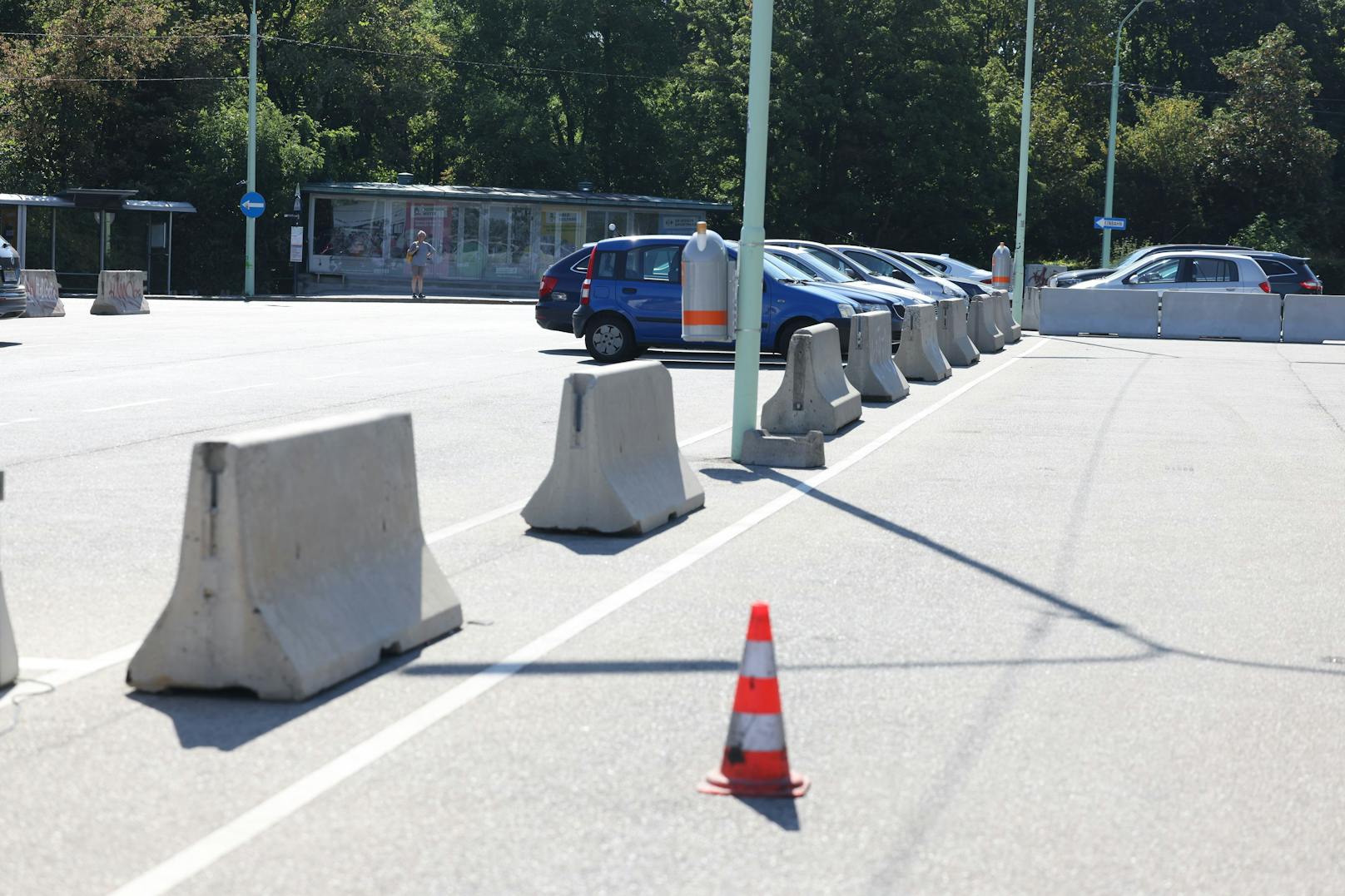 Mit Betonleitwänden sollen Autofahrer am Kahlenbergparkplatz am Rasen gehindert werden.