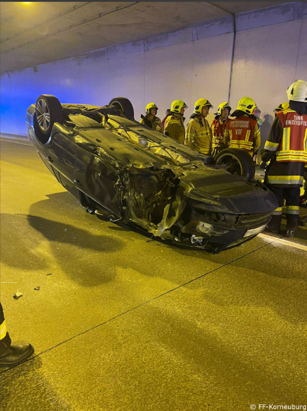 Die Feuerwehr übernahm die Fahrzeugbergung, zwei Verletzte wurden von der Rettung versorgt.