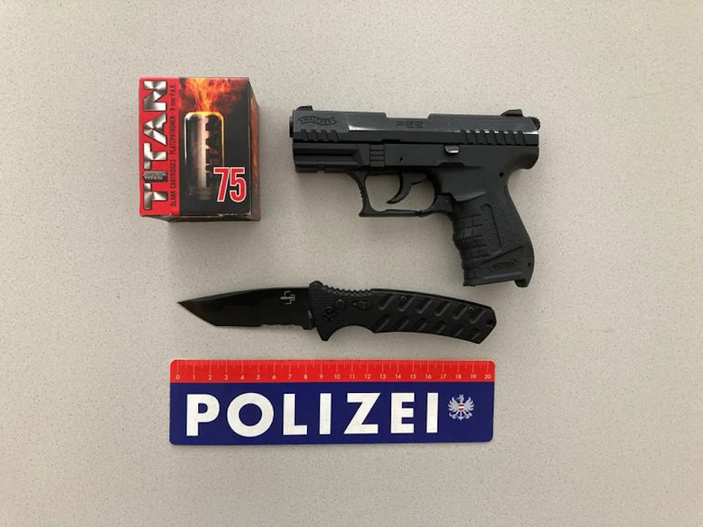 Ein Springmesser, eine Schreckschusspistole inklusive Munition und Cannabis wurden sichergestellt.