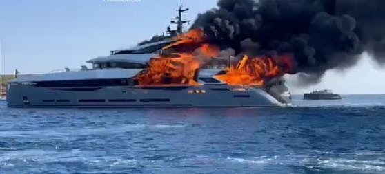 Die Yacht ging in Flammen auf. 