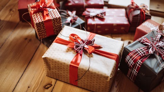 Gut jeder Dritte plant laut einer Umfrage weniger Geld für Weihnachtsgeschenke ein.