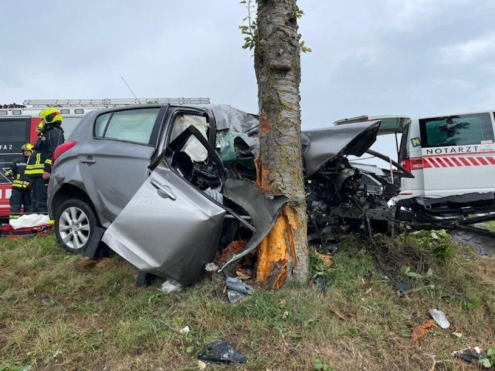 Der Wagen der 25-Jährigen wurde völlig zerstört.