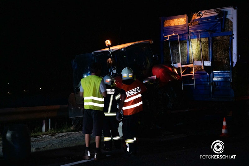 Ein Fahrzeuglenker krachte aus bisher unbekannter Ursache gegen die Leitschiene.