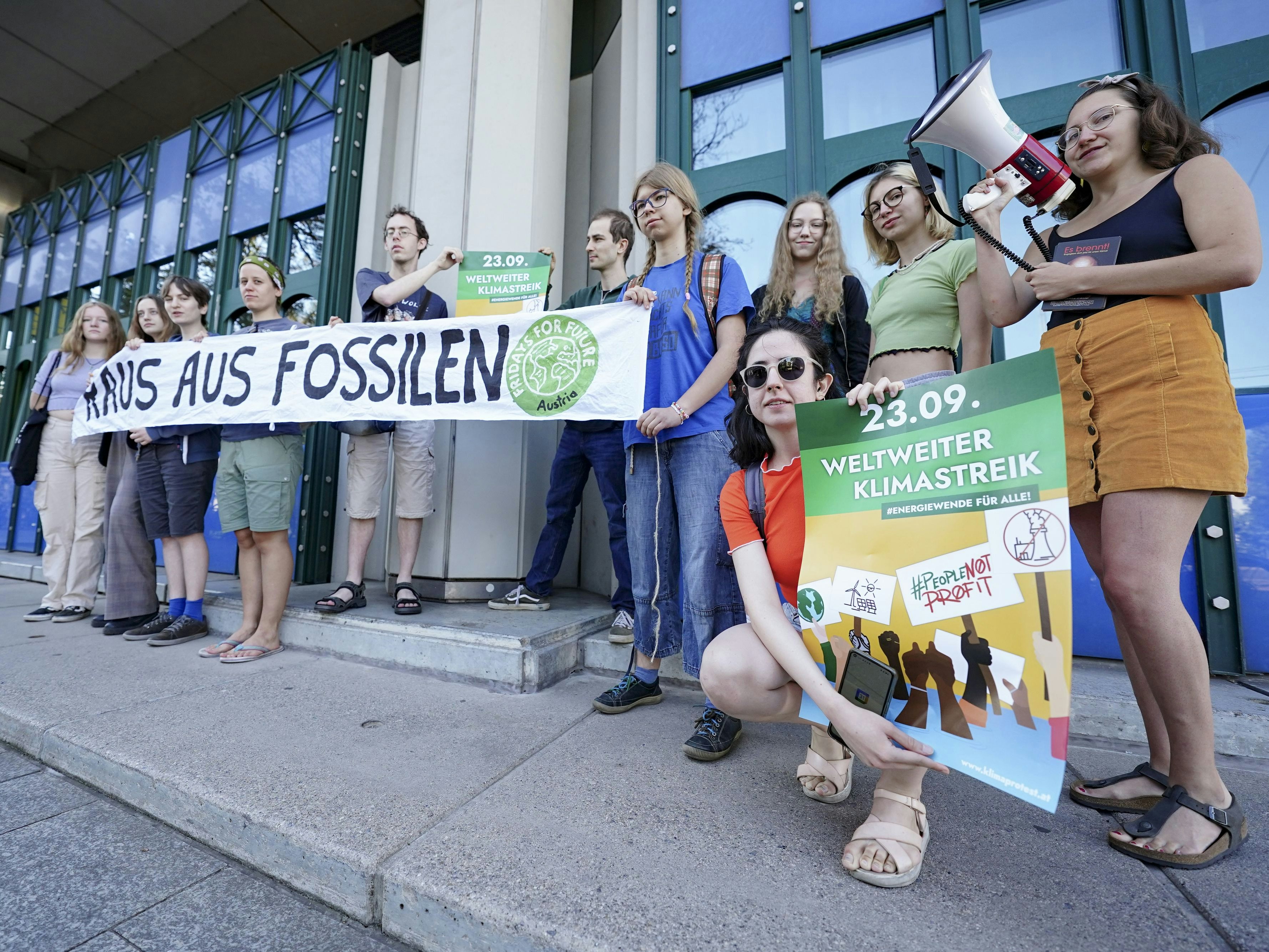 Download von www.picturedesk.com am 12.08.2022 (16:35).  ABD0039_20220812 - WIEN - ÖSTERREICH: Aktivisten während der Demonstration Fridays For Future "Forderung nach gesetzlicher Grundlage für den Klimaschutz" am Freitag, 12. August 2022, vor dem Bundesministerium für Klimaschutz in Wien. - FOTO: APA/EVA MANHART - 20220812_PD1186 - Rechteinfo: Rights Managed (RM)