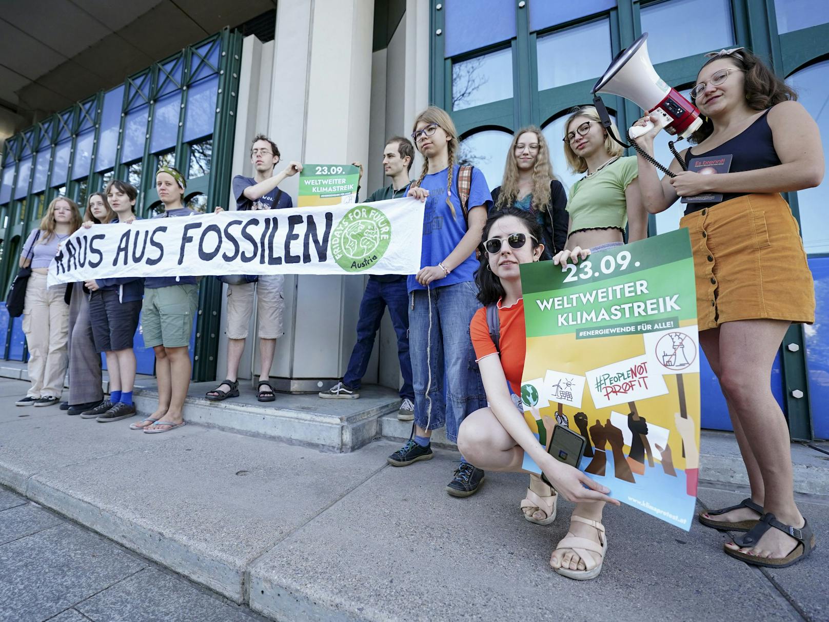 Aktivisten während der Demonstration von Fridays For Future "Forderung nach gesetzlicher Grundlage für den Klimaschutz" am Freitag, 12. August 2022, vor dem Bundesministerium für Klimaschutz in Wien.