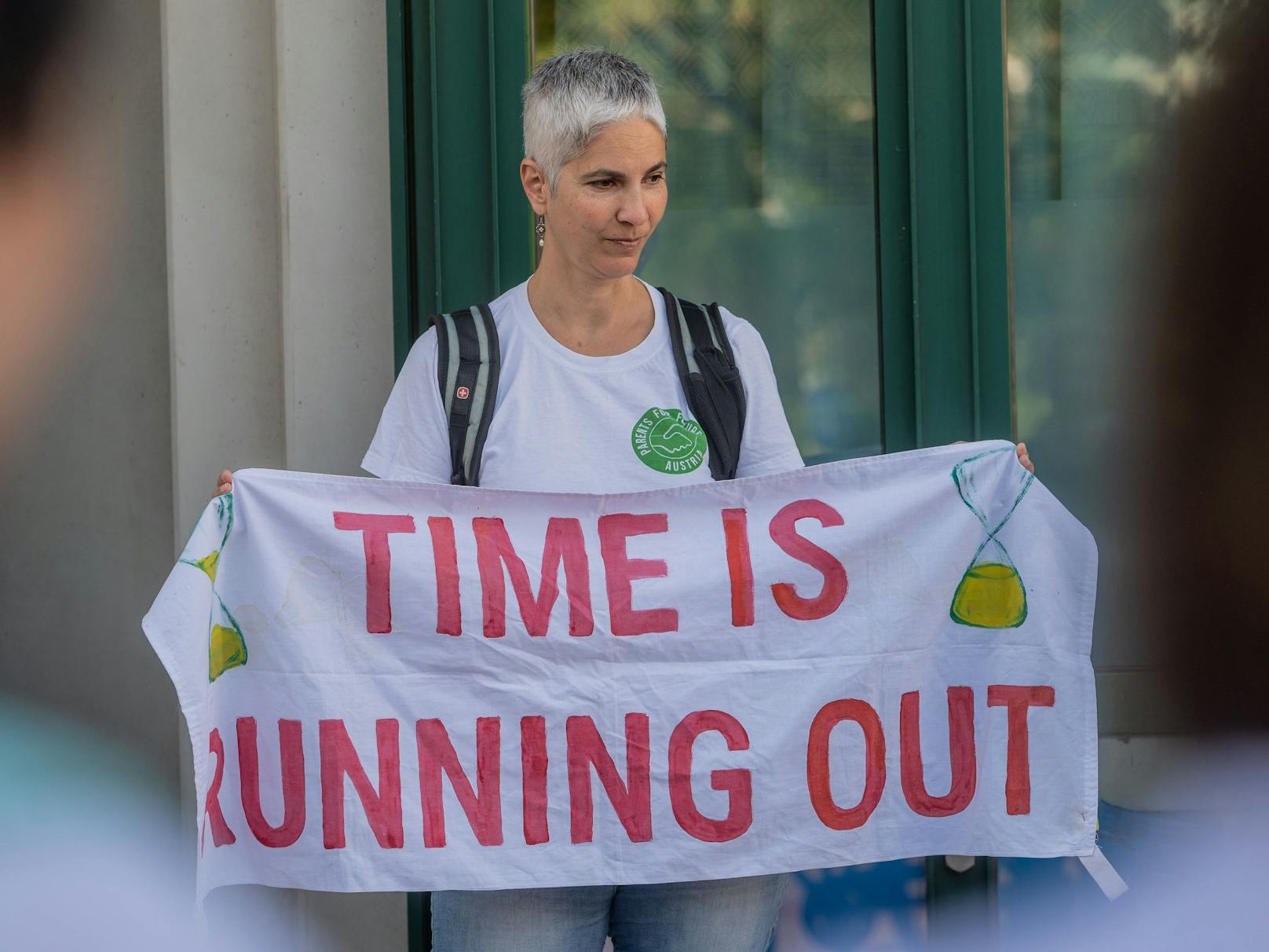 Die Zeit läuft uns davon. Eine Aktivistin von Fridays For Future fordert raschen Klimaschutz.
