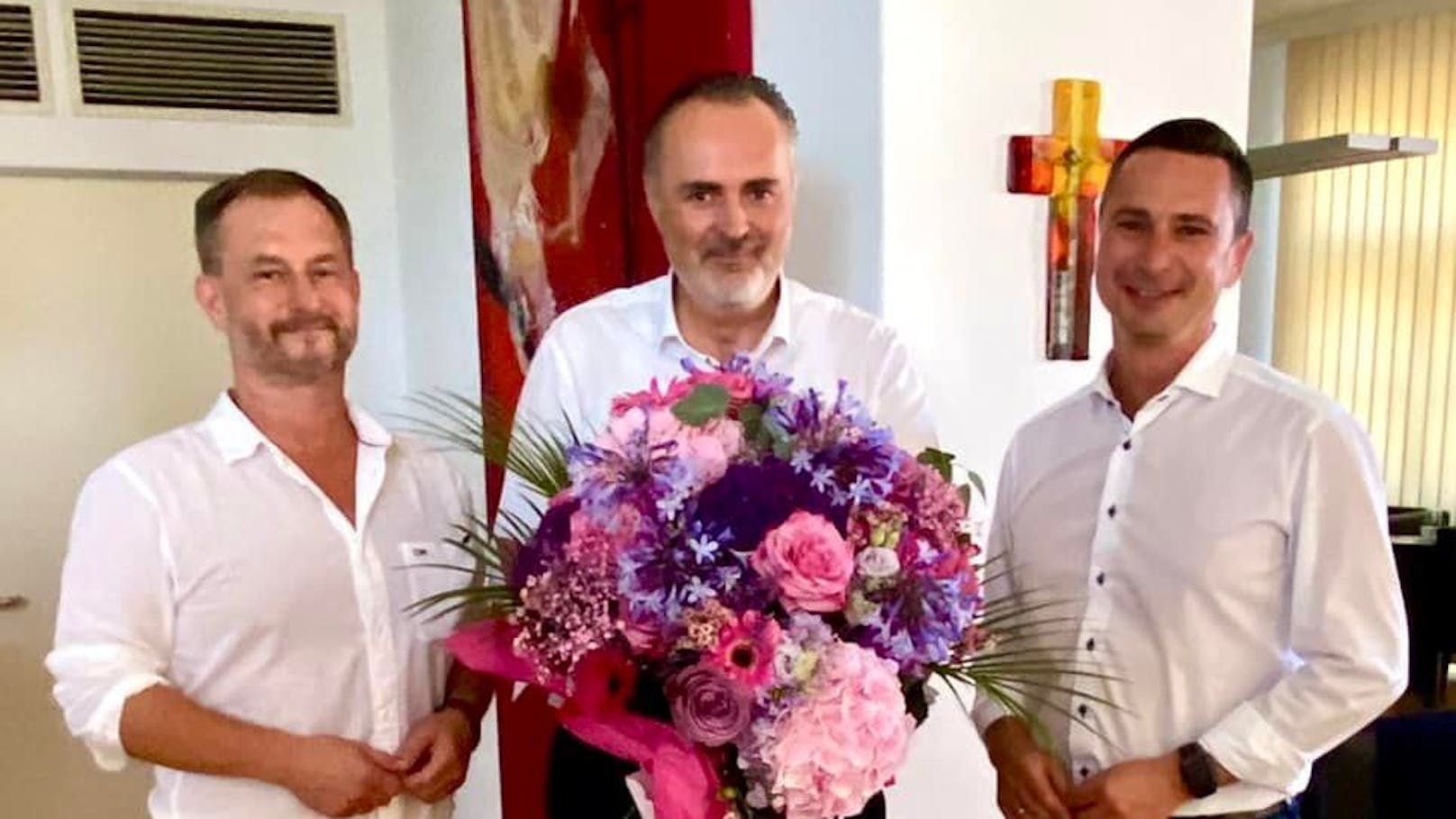 Blumen für Julia von SPÖ-Burgenland-Manager Roland Fürst und Klubobmann Hergovich.