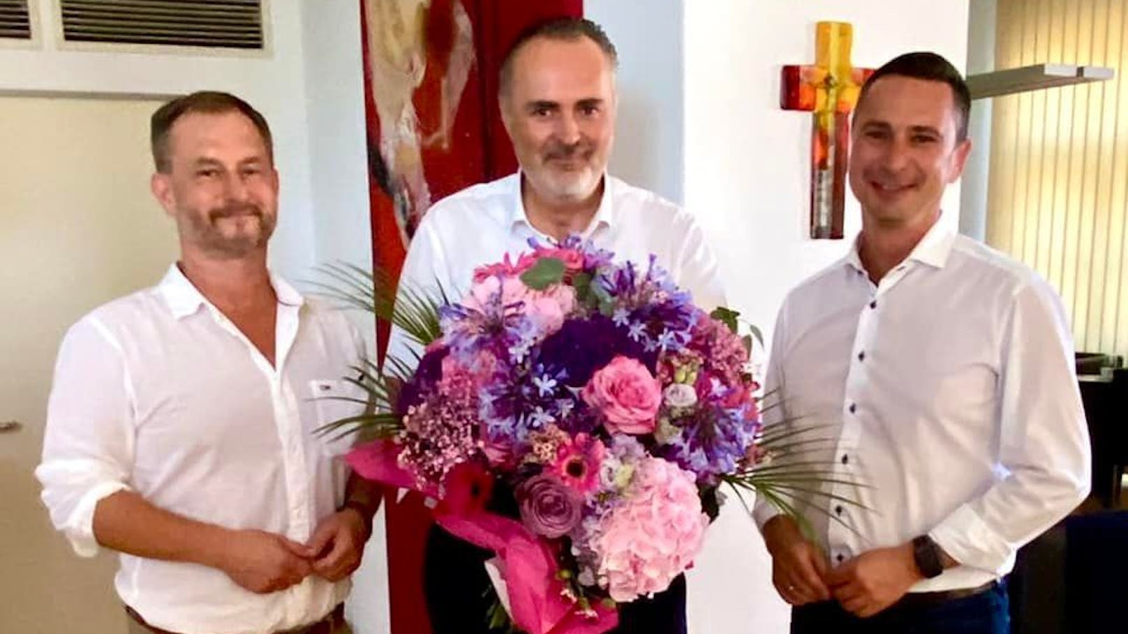 Blumen für Julia von SPÖ-Burgenland-Manager Roland Fürst und Klubobmann Hergovich.