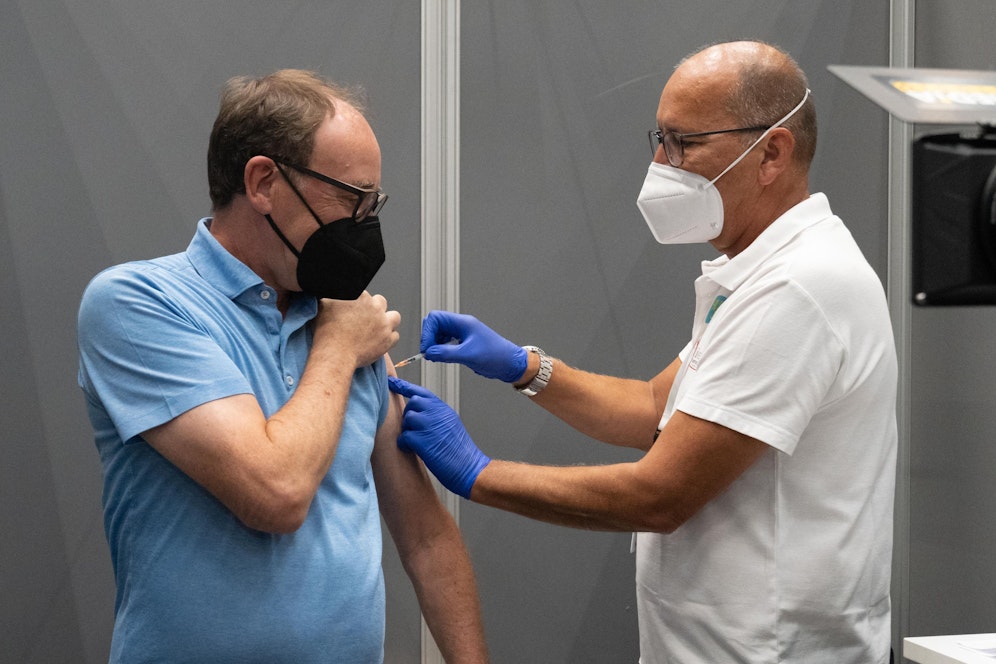 Am Freitag (12.08.2022) erhielt Gesundheitsminister Johannes Rauch (Grüne) seine Auffrischungsimpfung. 