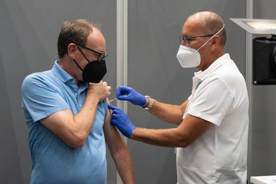Am Freitag (12.08.2022) erhielt Gesundheitsminister Johannes Rauch (Grüne) seine Auffrischungsimpfung.