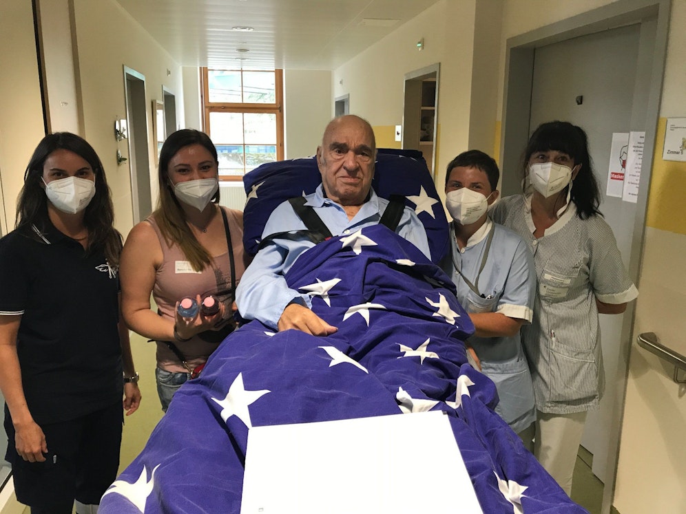 Helmut (77) vor der Fahrt in seine alte Wohnung.