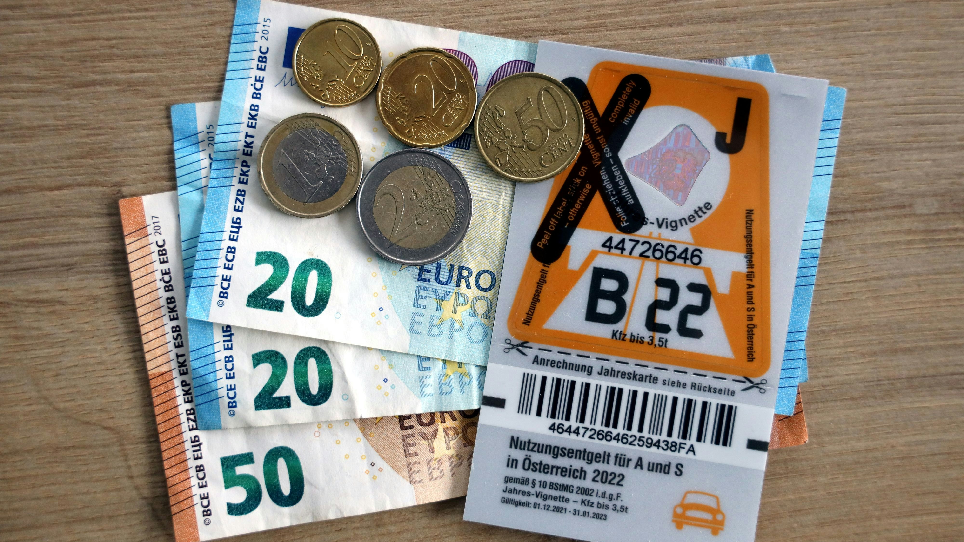 Zwischen 93 und 100 Euro würde Autofahrern so mehr zum Leben bleiben.