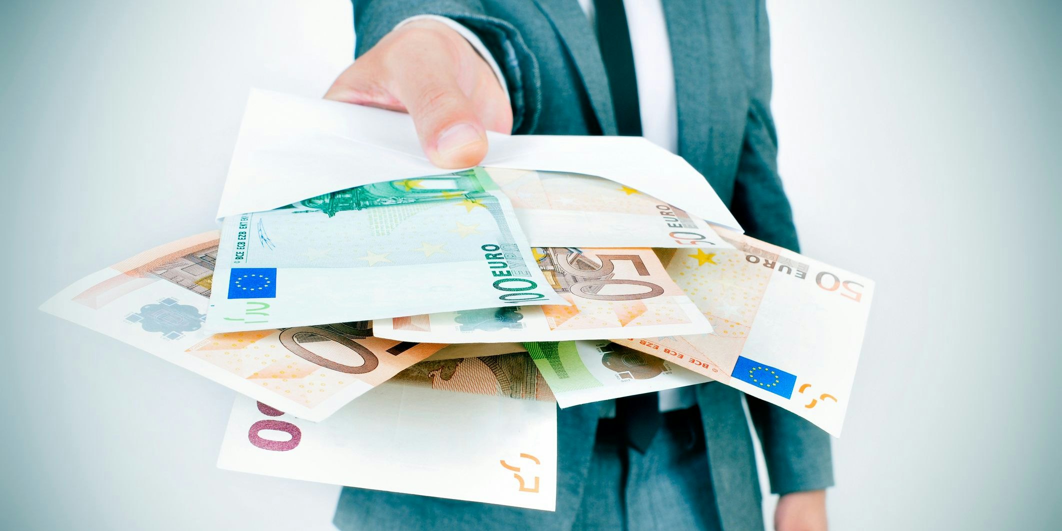 Bis zu 3.000 Euro können steuerfrei an Mitarbeiter ausbezahlt werden. (Symbolbild)