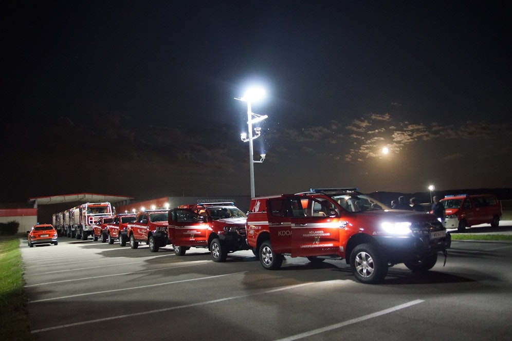 12 Spezialfahrzeuge des niederösterreichischen Landesfeuerwehrverbandes sind am Weg nach Frankreich