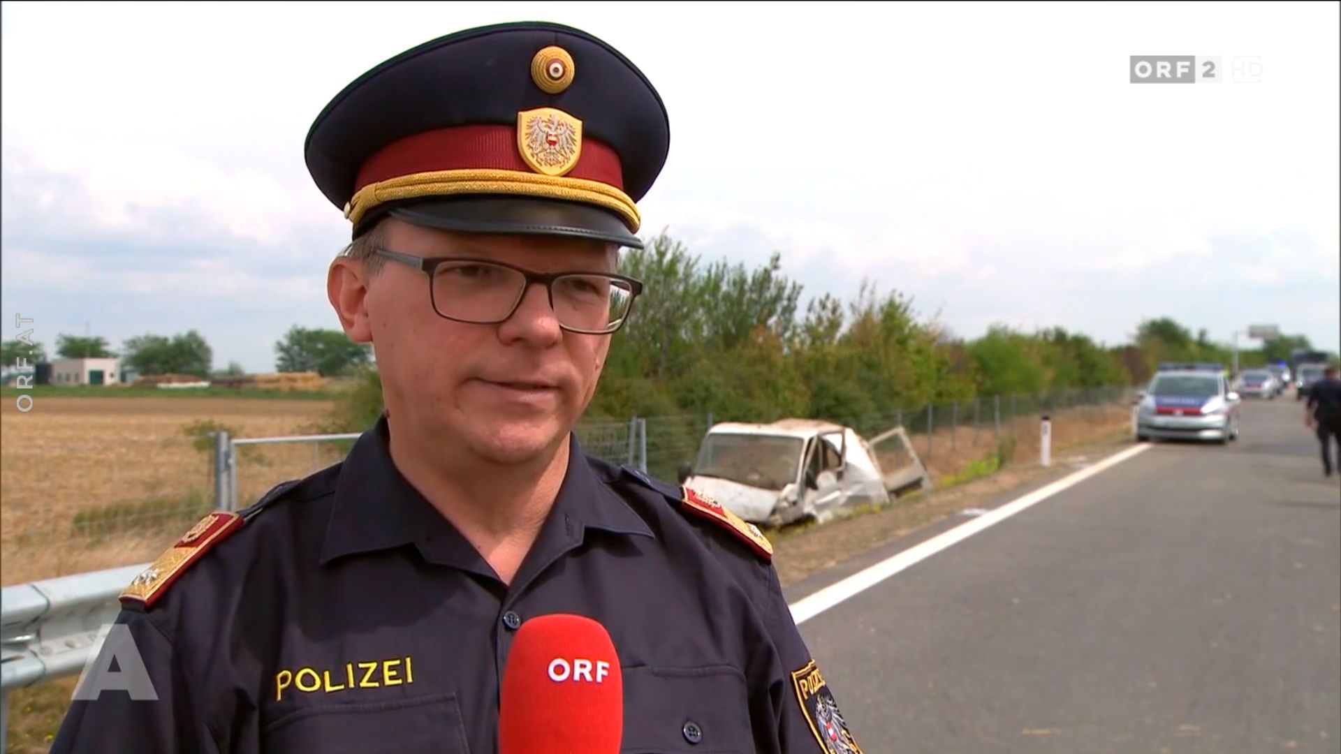 Der Pressesprecher der Polizei Burgenland, Helmut Marban, während eines Interviews mit dem ORF nach dem Schlepper-Crash bei Kittsee am 13. August 2022.