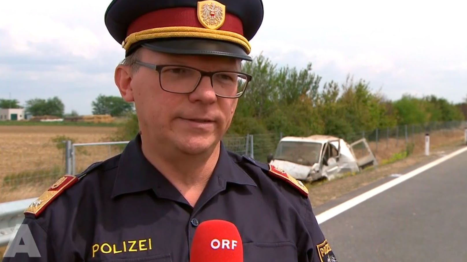 Der Pressesprecher der Polizei Burgenland, Helmut Marban, während eines Interviews mit dem ORF nach dem Schlepper-Crash bei Kittsee am 13. August 2022.