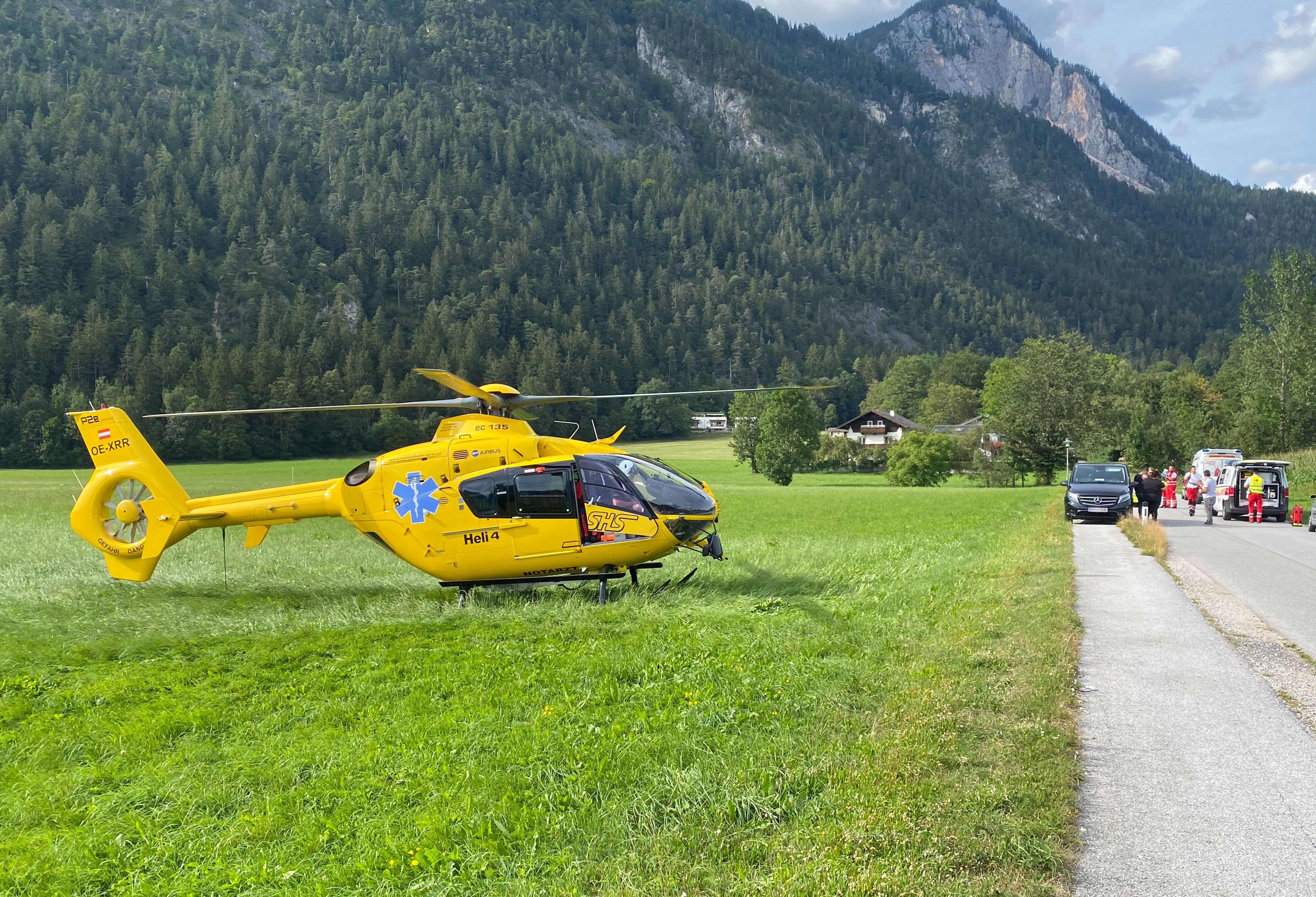Der Notarzthelikopter "Heli 4" am Einsatzort. 