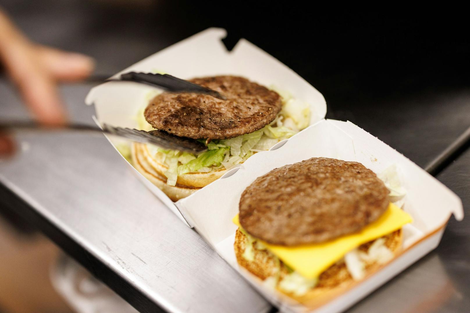 Ein Big Mac entsteht: der Burger ist einer der Klassiker im weltweiten McDonald's Sortiment.
