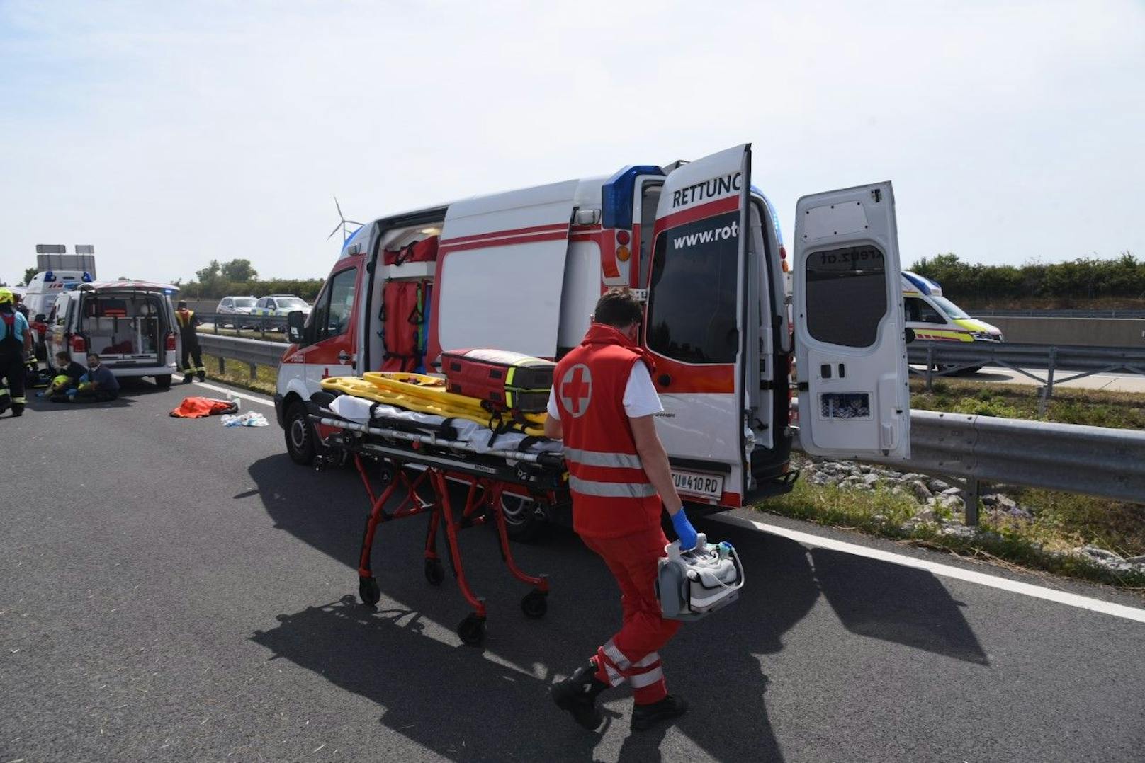 Die Rettungskräfte leisten Schwerarbeit, es werden aktuell die Wiener Unfallspitäler, das Landesklinikum Wr. Neustadt, Eisenstadt sowie das Wiener AKH angeflogen.