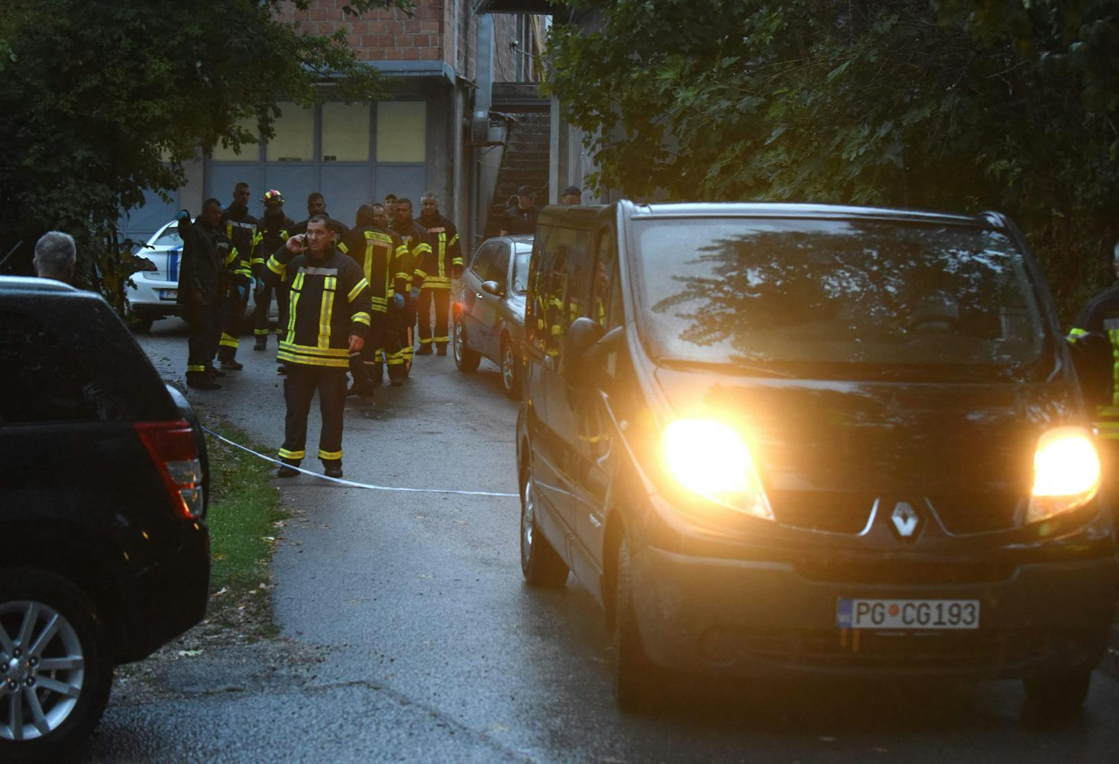 Rettungskräfte stehen am 12. August 2022 in der Nähe des Tatorts einer Schießerei in Cetinje in Montenegro bereit.