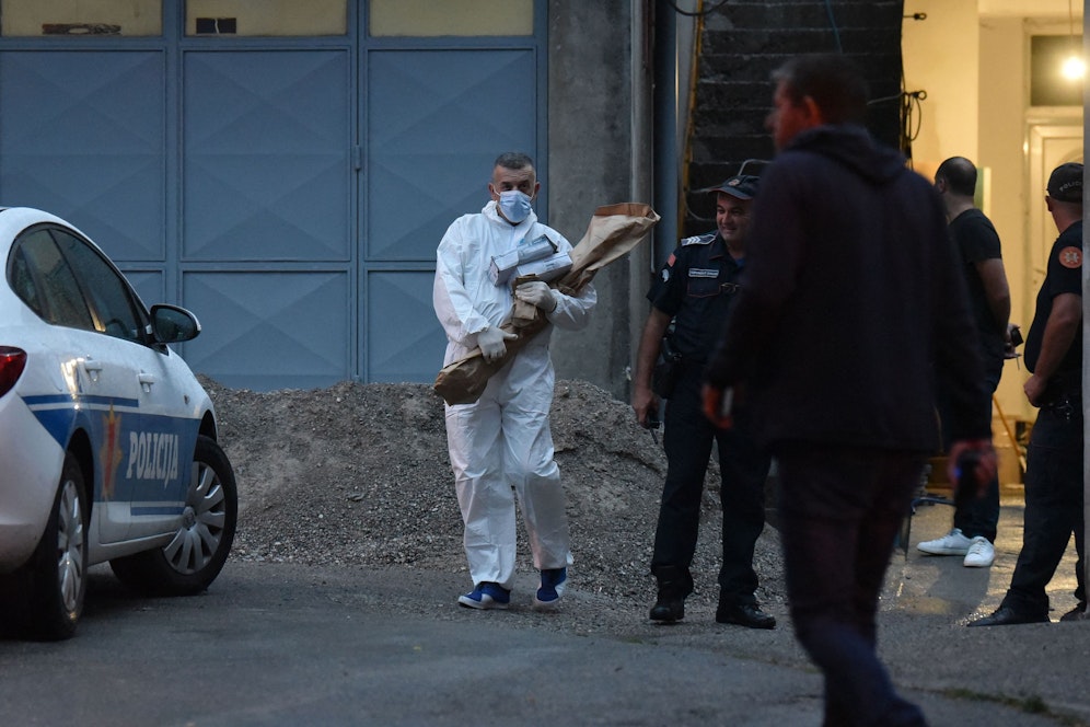Ein forensischer Polizist operiert in der Nähe des Tatorts einer Schießerei in Cetinje, in Montenegro.
