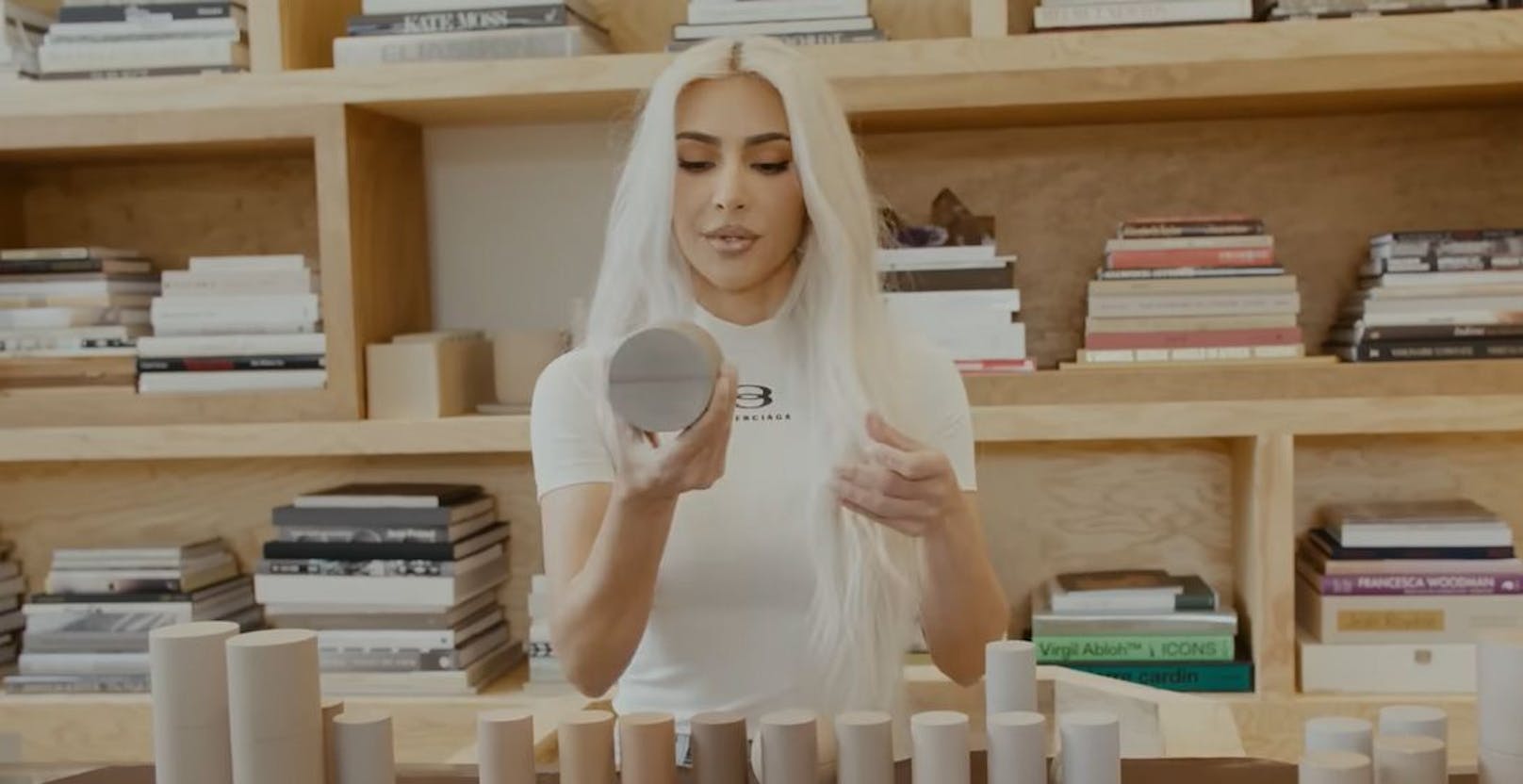 Kim Kardashian im Büro ihrer Skincare Linie.