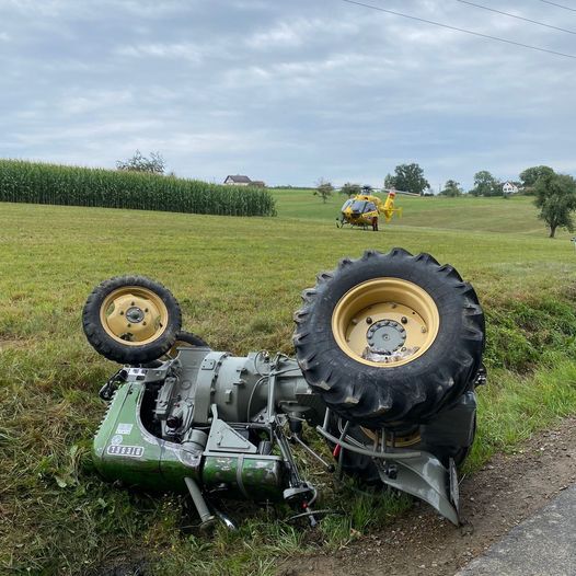 Mit diesem Oldtimer-Traktor verunglückte der Steirer. Im Hintergrund der alarmierte Rettungsheli.