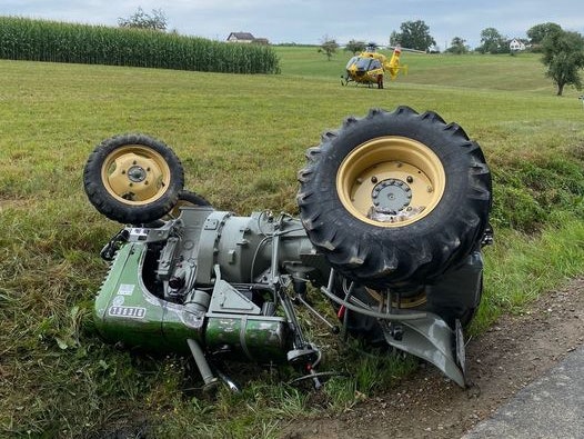 Mit diesem Oldtimer-Traktor verunglückte der Steirer. Im Hintergrund der alarmierte Rettungsheli.