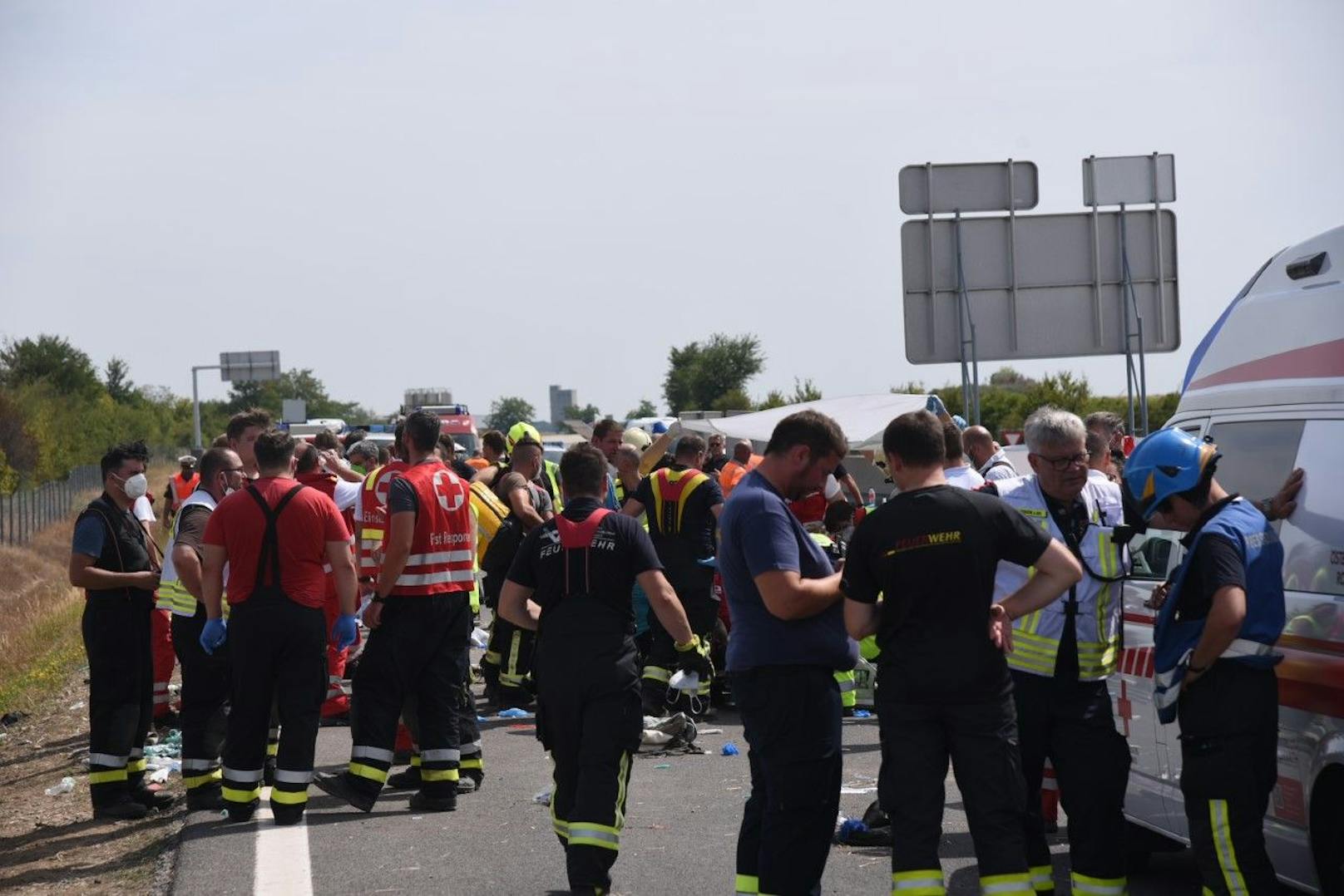 Dutzende Rettungskräfte standen bei dem Unfall auf der A6 im Einsatz.