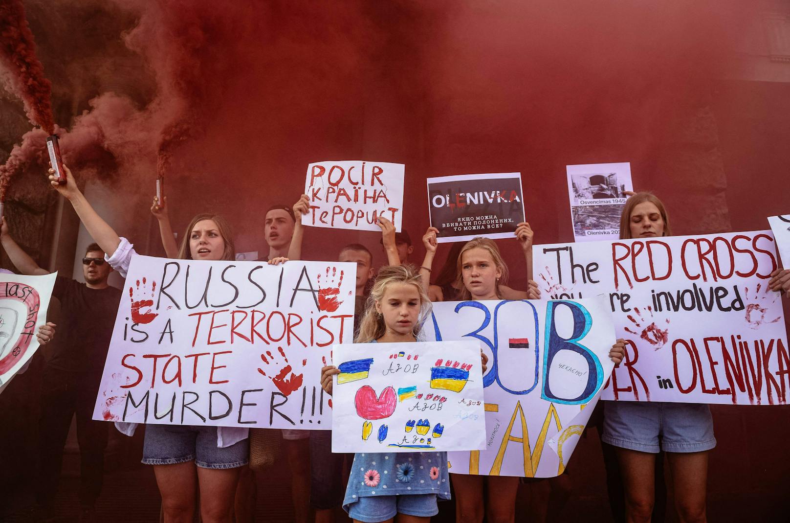 "Russland ist ein Terrorstaat" und ähnliche Slogans waren bei folgenden Protesten auf den Plakaten zu lesen.