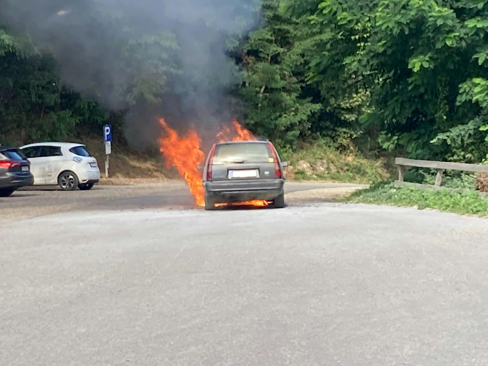 Am Parkplatz der Burgruine Aggstein brannte ein Pkw.