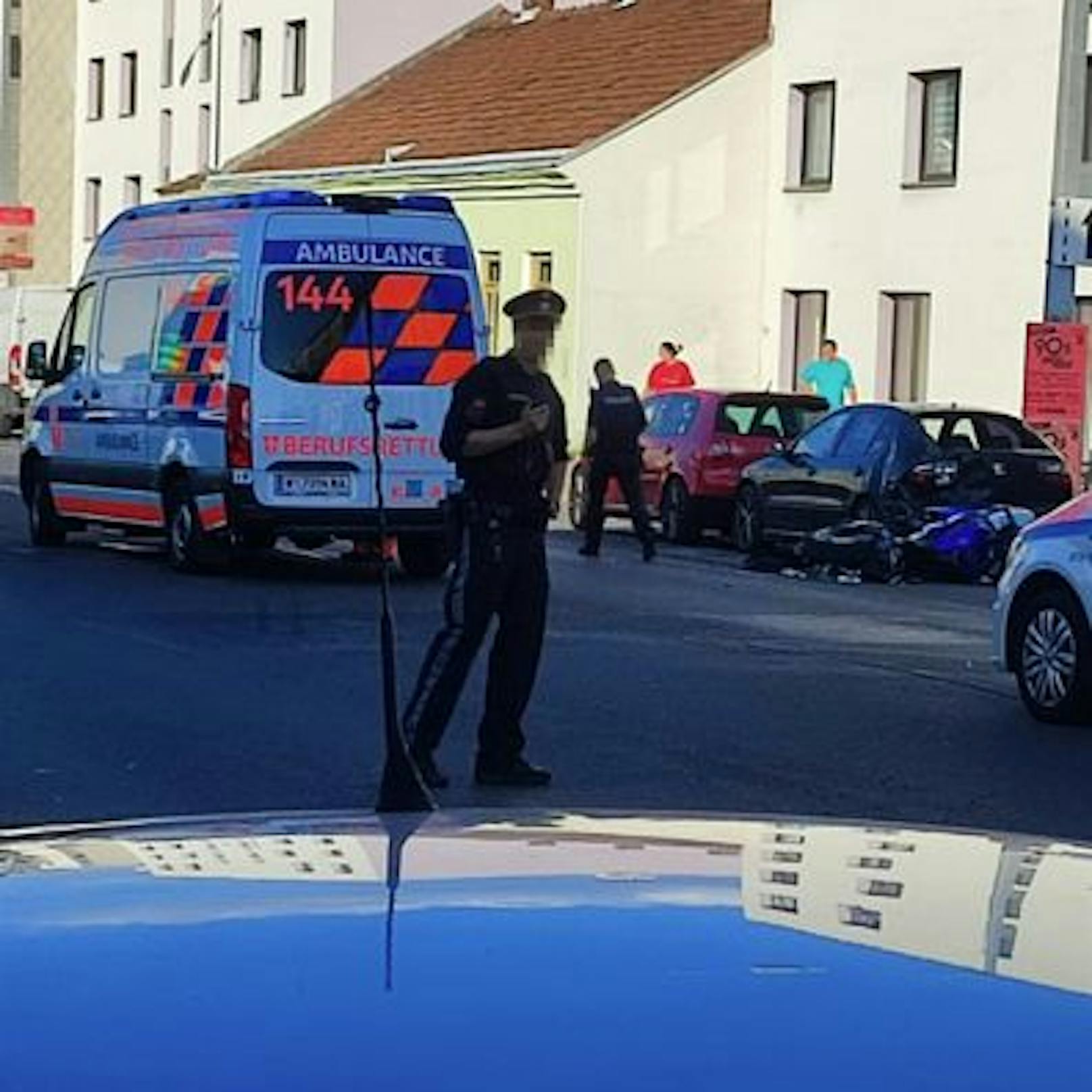 Der Verletzte wurde mit einem Rettungswagen ins Krankenhaus gebracht.